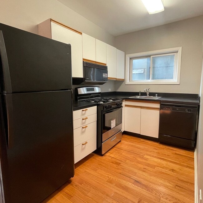 Photo - 2420 N Greenview Ave Unidad 1R