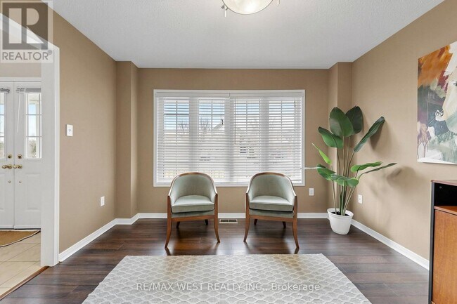 Photo - 303 King St E