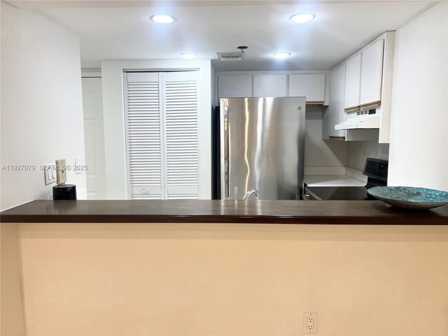 Photo - 540 Brickell Key Dr Unit 214