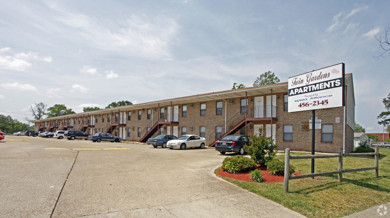 Photo - Twin Gardens Apartments
