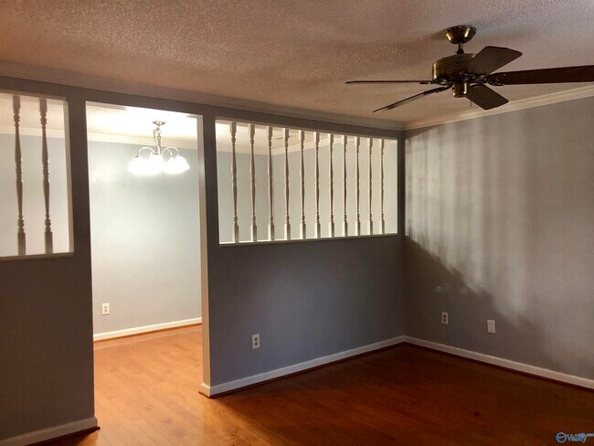 Photo - 337 Chateau Dr SW