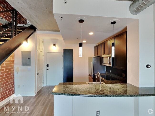 Building Photo - 710 W Trade St Unit 315 Rental