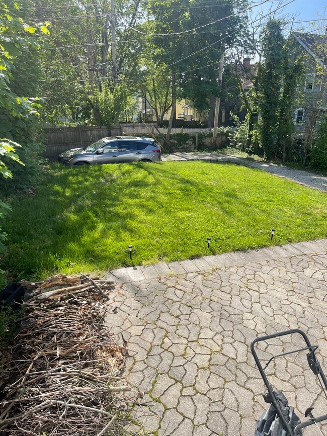 Patio trasero con 2 plazas de aparcamiento. - 2441 Medary Ave