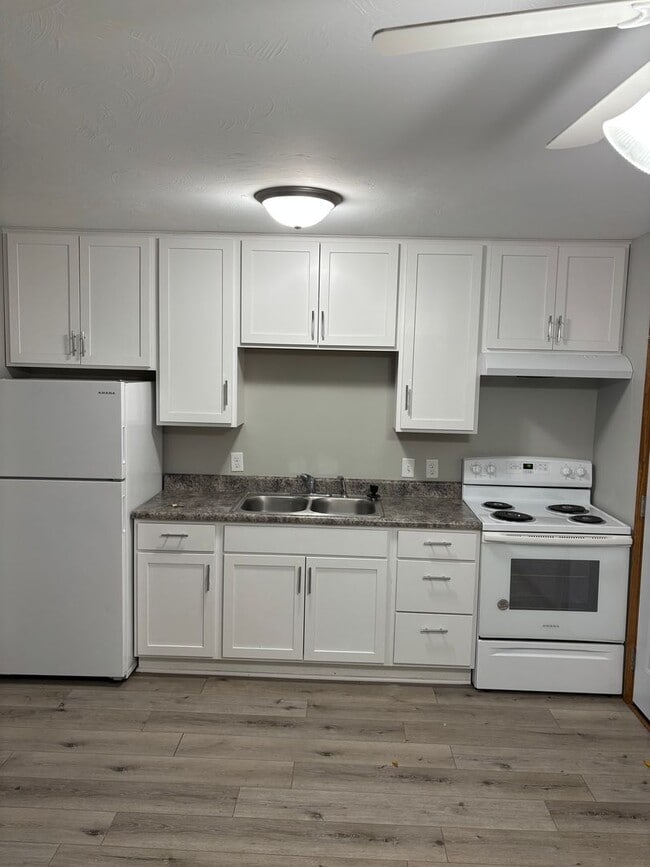 Building Photo - Eacker Rentals (1730 S 17th St) Unit 1730 S 17th St  #1