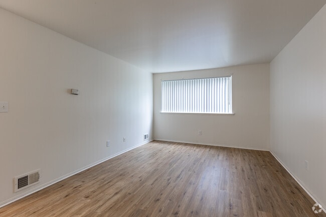 1BR, 1BA - 700SF - Living Room - Metro Woods Apartments