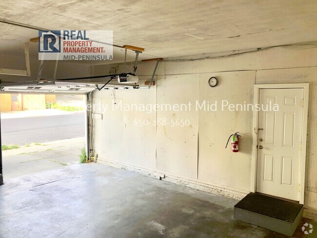 Building Photo - 2 Bedroom Apartment with covered car garage