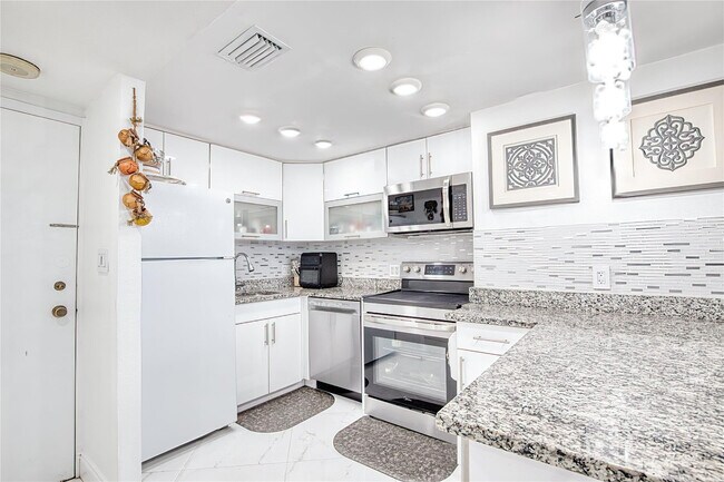 Photo - 111 Briny Ave Unidad 2008