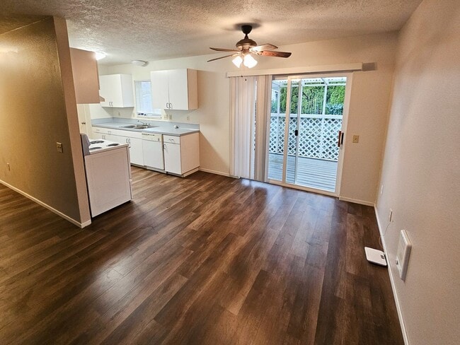 Photo - 506 NE Dallas Ct Unit 01