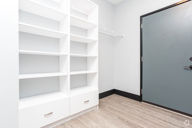 Studio, 1BA - 376 SF - Storage