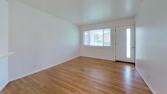 Building Photo - 1200 E Singer Cir Rental