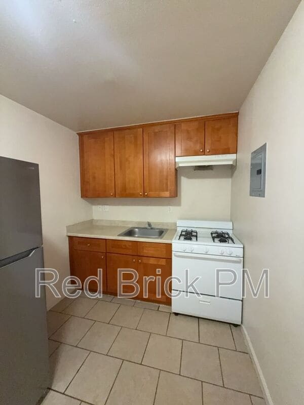 11 W 25th St