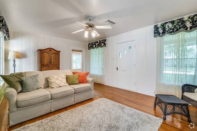 Building Photo - 4026 Longleaf Dr Unit 2 Rental