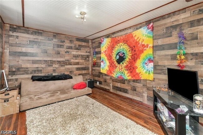 Photo - 102 3rd St