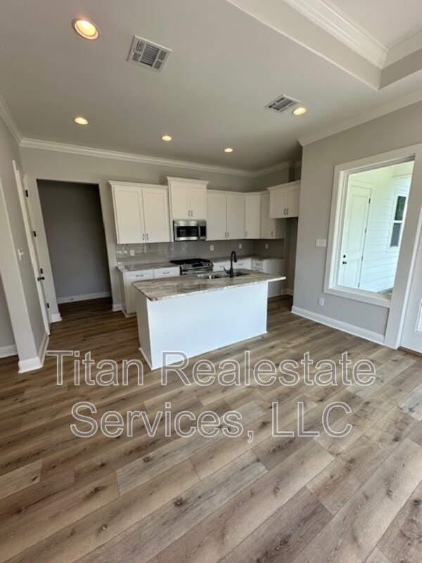 Photo - 124 Jagged Grove Ln