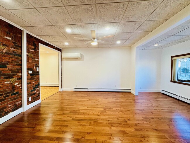 Photo - 16 W 51st St