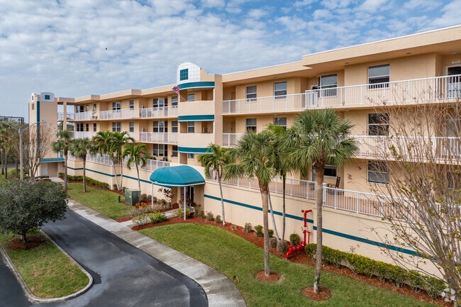 6301 Shoreline Dr Saint Petersburg, FL - Shores of Long Bayou Apartments