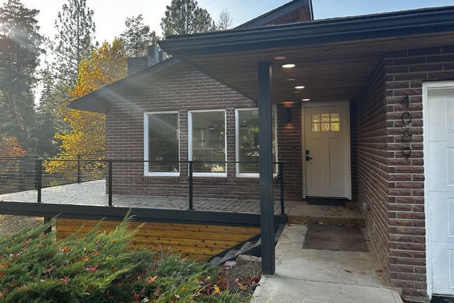 Building Photo - 4069 N Maple Leaf Rd