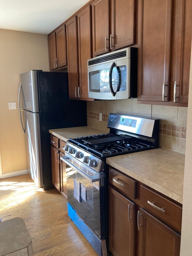 Photo - 1083 Hooker St