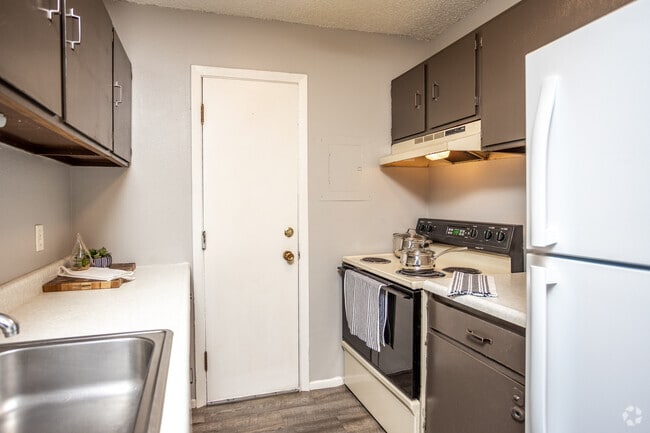 2BR, 2BA - 900 SF
