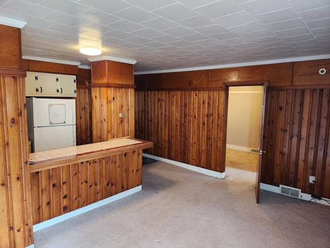 Building Photo - Conveniently Located One Bedroom Apartment! - Rent + all utilities included!