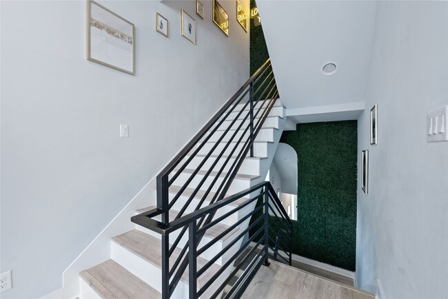 Photo - 3365 Daphne St