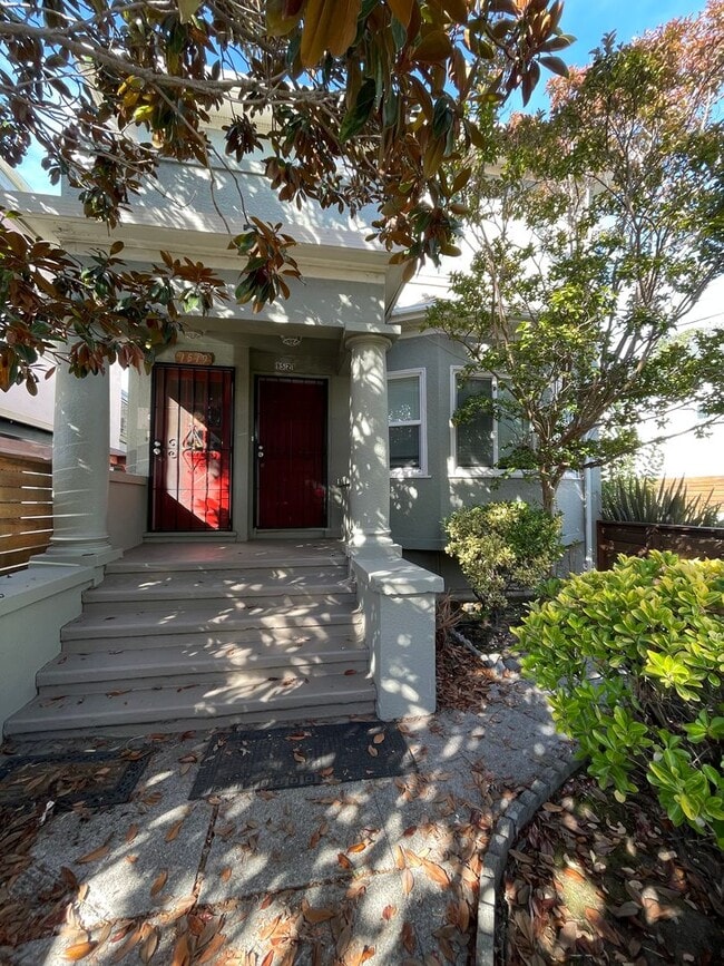 Building Photo - Great Upper Unit 1521