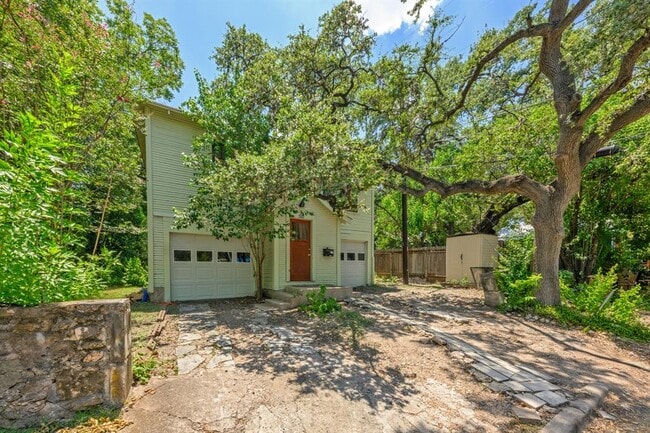 Photo - 107 Gibson St E
