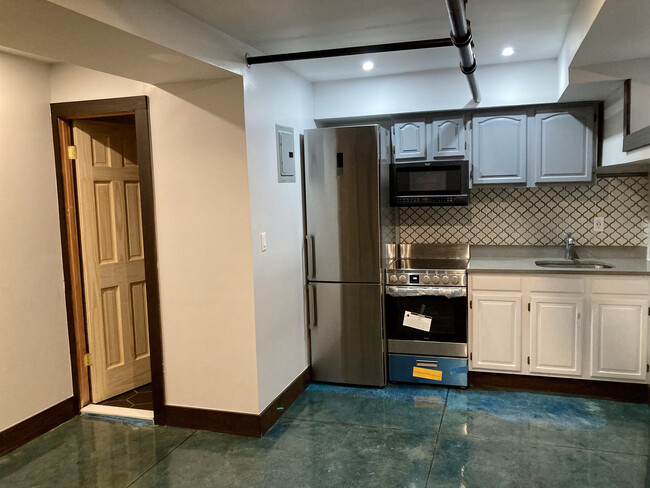Building Photo - 1071 Greene Ave Unit 1B Rental