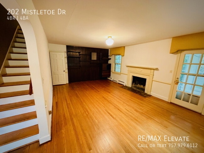 Photo - 202 Mistletoe Dr