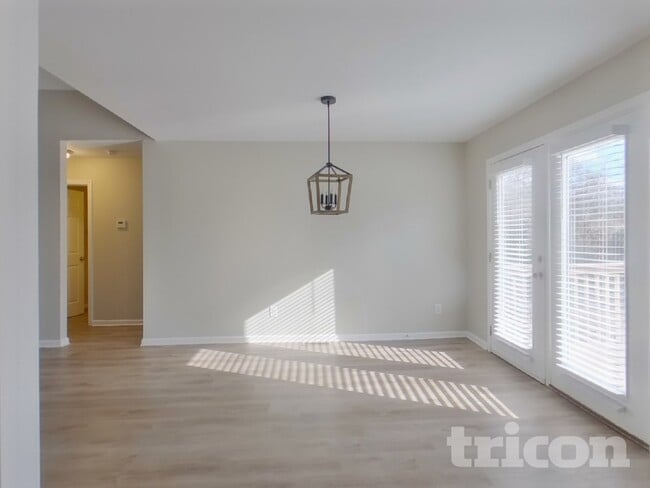 Photo - 1921 Sheffield Ln