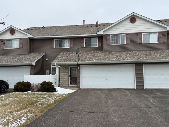 Building Photo - 2 Bed Plus LOFT - Great Location