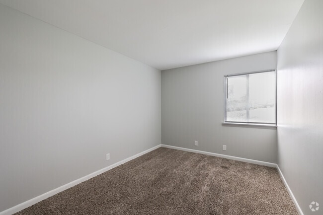 2BR, 1BA - 840SF - 2nd Bedroom