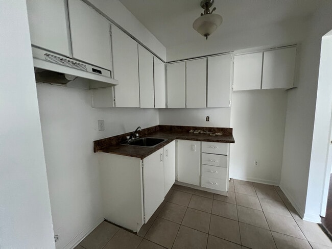 Photo - 1 Bedroom 1 Bath Lower Level Apartment available in Mississauga Unit 73
