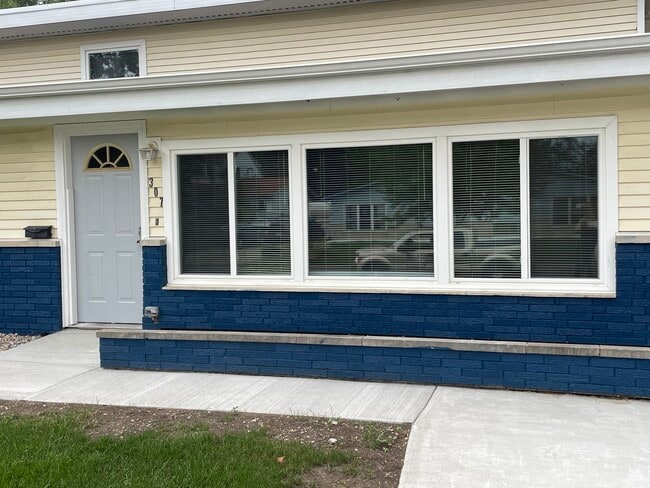 Building Photo - 307 Cardinal Cres Unit 307