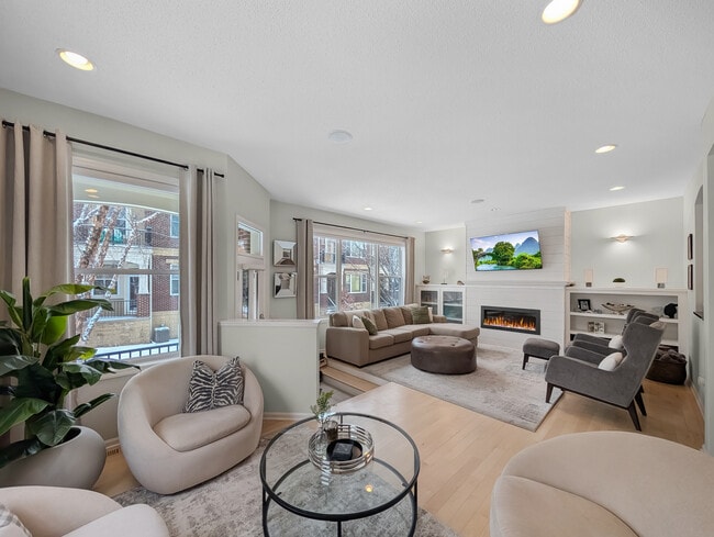 Massive space for entertaining - 29 4th Ave N