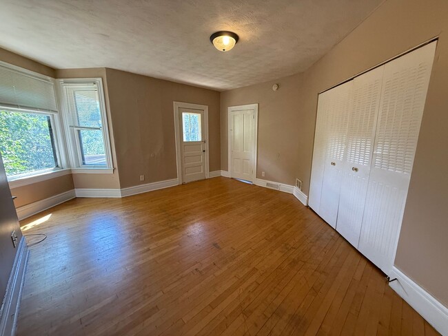 Building Photo - 719 Edmund Ave W Unit 2 Rental