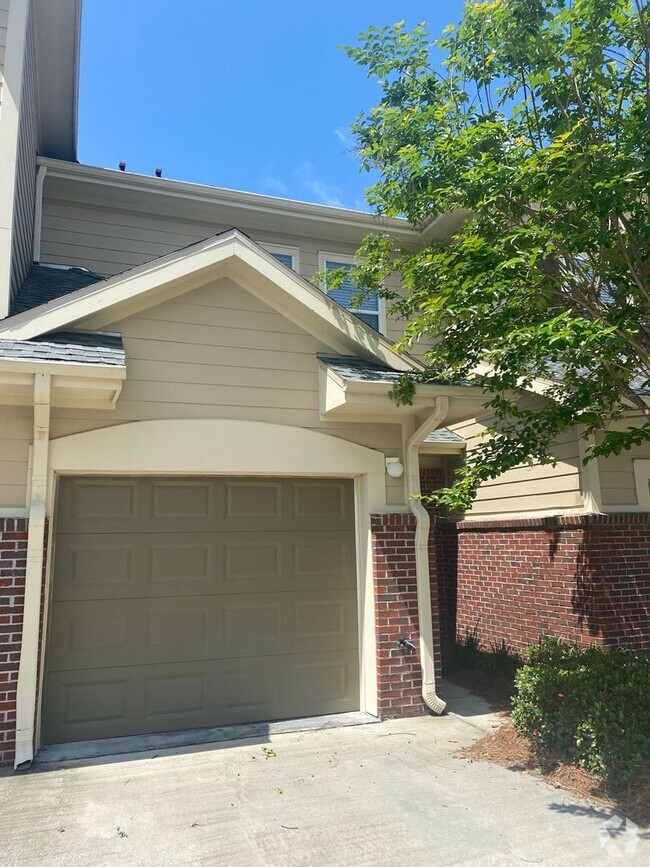 Building Photo - Spacious 2Bed/2.5Bath Townhome in the Gate...