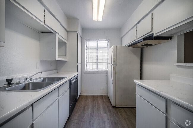 1BR, 1BA - 743SF - Kitchen - Forest Pointe