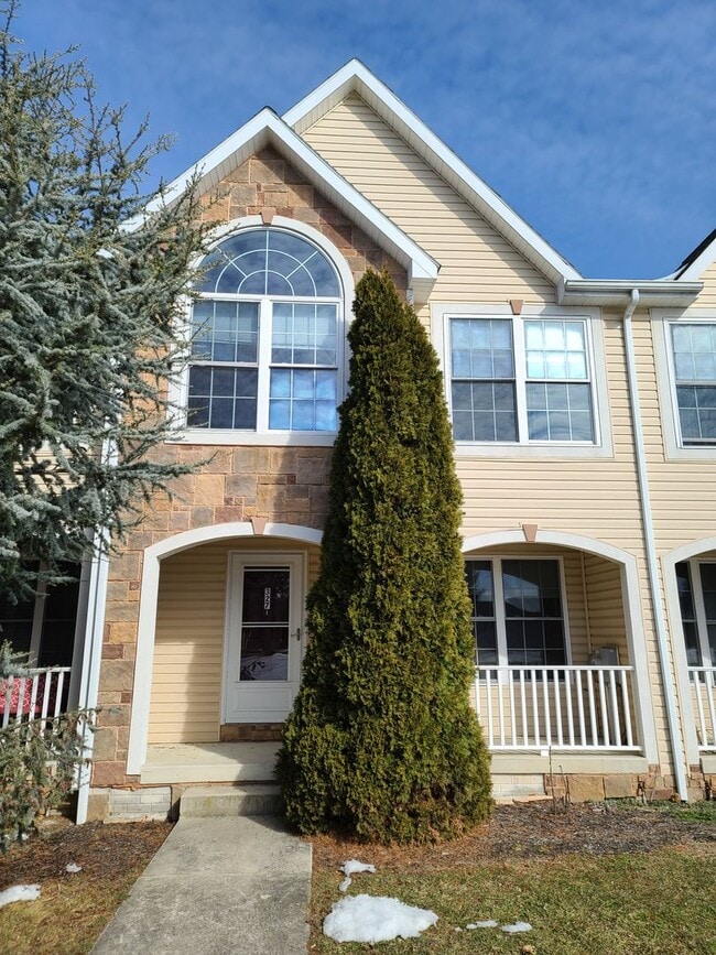 Building Photo - 3 Bedroom Townhome for Rent in Waynesboro