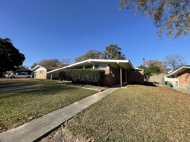 Photo - 2704 Charlotte St