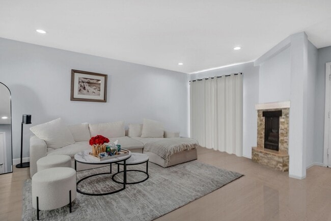 Building Photo - Remodeled Townhome in Sherman Oaks!