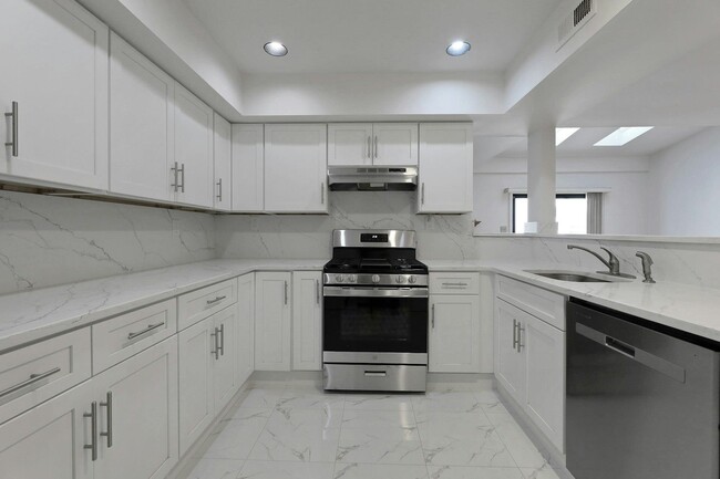 Building Photo - 806 Spinnaker Ct