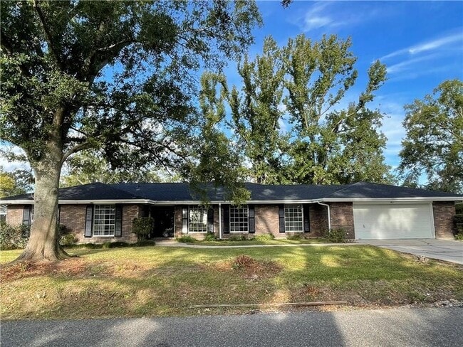 Building Photo - 214 River Oaks Dr