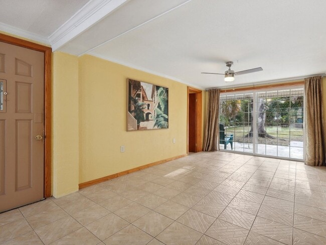 Photo - 1353 Canterbury Rd N
