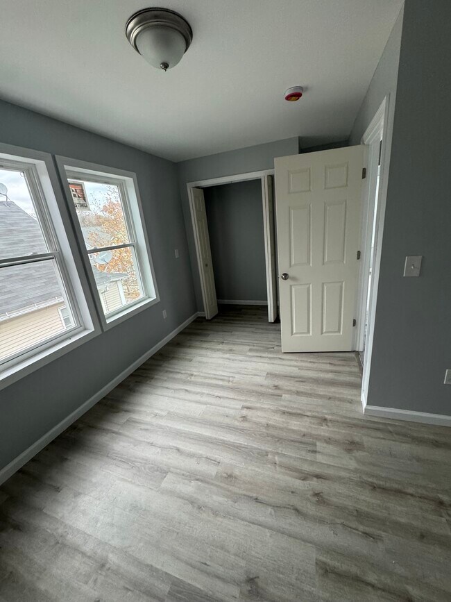 Photo - 240 College St