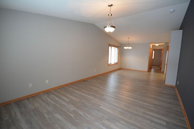 Twin home with walk-out basement & great updates! - Twin home with walk-out basement & great updates!