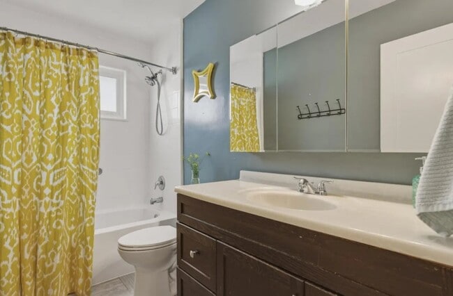 Photo - 1425 Luxton St