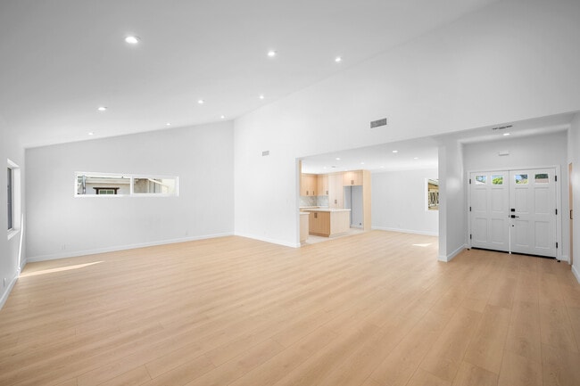 Photo - 16057 Knapp St