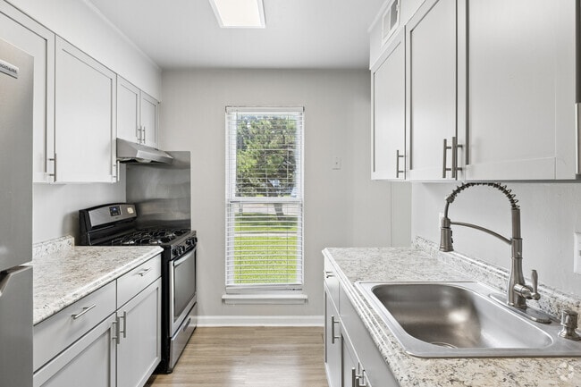 2BR, 1BA - 920SF - Kitchen