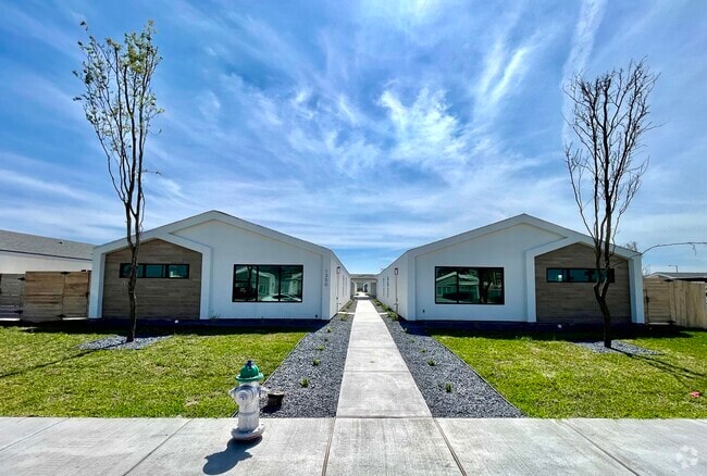 Building Photo - 1300 E Iris Ave Unit 3 Rental